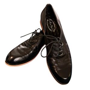 Mona Flying Black Lace Up Leather Oxford Shoe Sz 10~Low 1” Heel Dark Academia